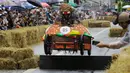 Peserta dengan kendaraan berbentuk burger berada di lintasan saat ikut ambil bagian dalam ajang Red Bull Soapbox Race di Sao Paulo, Brasil, Minggu (14/4). Dalam ajang ini, setiap kendaraan dibuat berbentuk kotak layaknya tempat sabun . (AP Photo/Nelson Antoine)