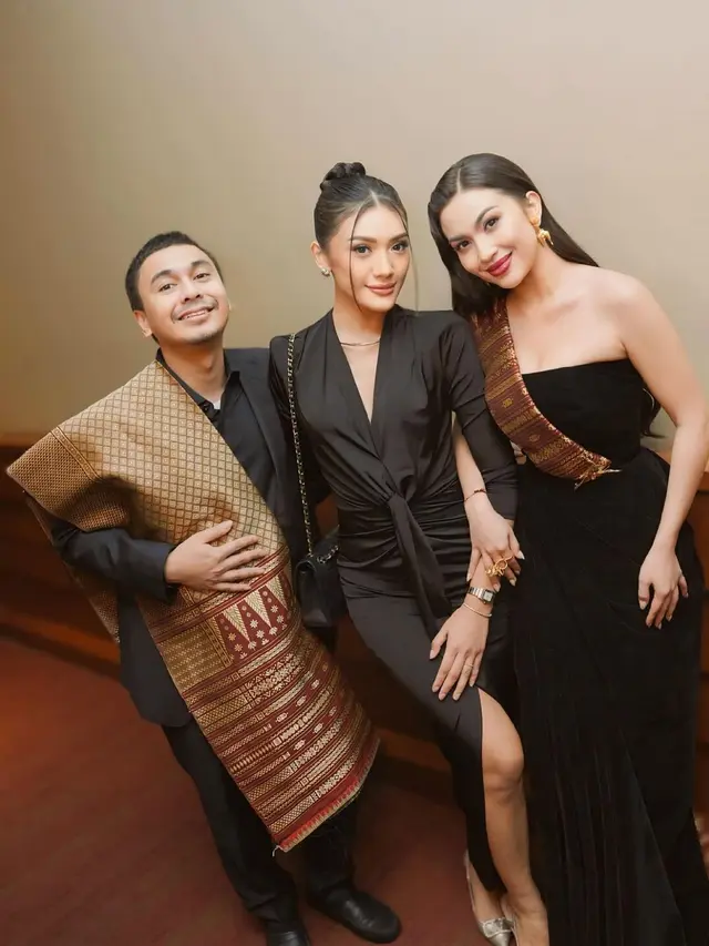 6 Gaya Anissa Aziza Support Film Sang Suami Raditya Dika, Kompak Tampil Serba Hitam dengan Dua Buah Hatinya