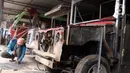 Pekerja menyelesaikan pembuatan odong-odong di Tangerang Selatan, Banten, Rabu (23/2/2022). Odong-odong yang dibuat dalam waktu sekitar satu bulan tersebut dijual dengan harga Rp 65 juta sampai Rp 100 juta, tergantung dari bahan pembuatan. (Liputan6.com/Angga Yuniar)