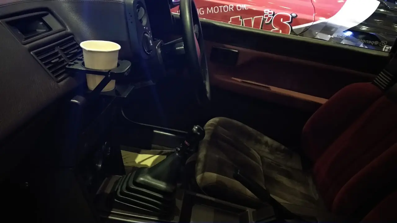 Gelas kertas di Toyota Trueno AE86