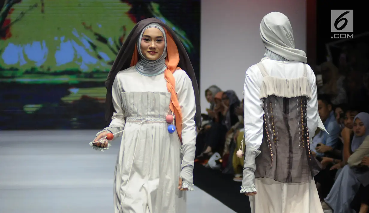 Model mengenakan busana rancangan Rosie Rahmadi saat Muslim Fashion Festival (MUFFEST) 2019 di JCC, Senayan, Jakarta, Jumat (3/5/2019). IFI (INTERNATIONAL) X KOREA K-STREET BY GLINGREEM menampilkan rancangan Rosie Rahmadi Sebanyak 11 koleksi busana hijab dengan tema Neha. (Liputan6.com/Herman Zakhar