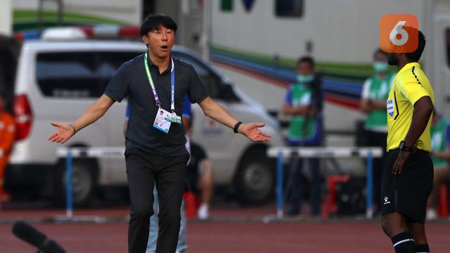 Foto: Ragam Reaksi Shin Tae-yong dan Alexandré Pölking terhadap Wasit yang Memimpin Laga Indonesia vs Thailand di SEA Games 2021