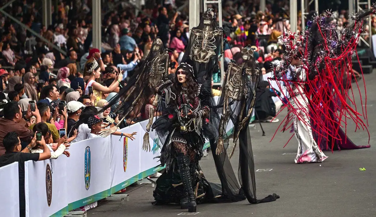 Peserta yang mengenakan kostum bertema HEAL (Kemanusiaan, Bumi, dan Kehidupan) mengikuti Jember Fashion Carnaval (JFC) ke-24 di Jember, Jawa Timur, Minggu (26/7/2026). (AFP/ Juni Krsiwanto)