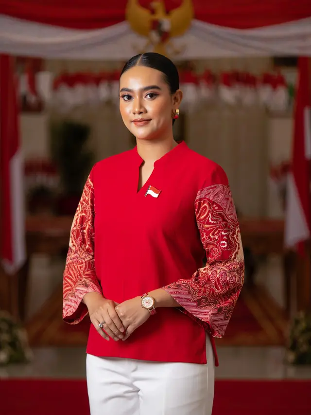 Atasan Batik Kombinasi Polos Modern Tema Hari Kemerdekaan 17 Agustus 1945 (Foto: Reve Art AI)