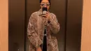Momen mirror selfie gaya keren Peggy Gou. Ia kenakan inner hitam, ditumpuknya dengan jaket bermotif kulit ular, dan celana panjang hitam.  [Foto: Instagram/peggygou_]