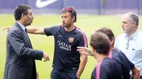 Presiden FC Barcelona, Josep Maria Bartomeu (kiri), berbincang dengan Luis Enrique, saat menyaksikan  sesi latihan di Joan Gamper training camp, (25/7/2014). (REUTERS/Albert Gea)