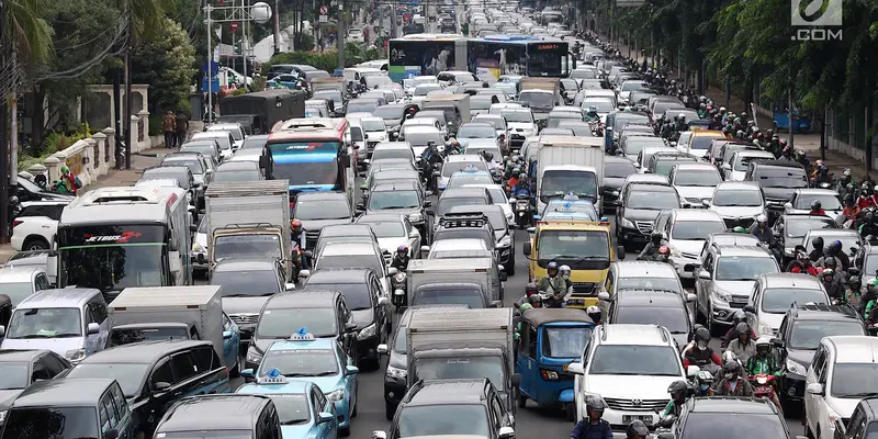 Sopir Taksi Online Demo, Jalan Medan Merdeka Timur Macet Parah