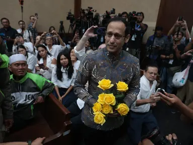 Terdakwa kasus dugaan korupsi pengadaan Chromebook dalam program digitalisasi pendidikan di Kemendikbudristek, Nadiem Anwar Makarim bersama pengemudi ojek online sebelum sidang vonis  di Pengadilan Tipikor, Jakarta, Selasa (30/06/2026). (Kapanlagi.com/Budy Santoso)