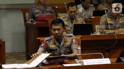 Kabareskrim Komjen Idham Azis merapikan dokumen saat menjalani Uji Kepatutan dan Kelayakan (fit and propers test) di Komisi III DPR, Kompleks Parlemen, Senayan, Jakarta, Rabu (30/10/2019). Idham Azis merupakan calon tunggal Kapolri yang ajukan Presiden Jokowi. (Liputan6.com/Johan Tallo)