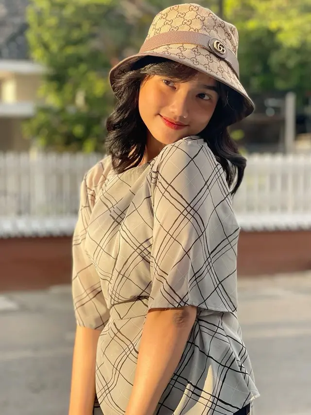 FOTO: Gaya Fuji saat Pakai Topi, Tampil Keren