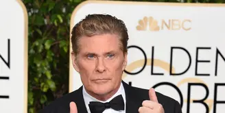 Berkat bantuan dari Dwayne "The Rock"Johnson, akhirnya David Hasselhoff ikut terlibat dalam film Baywatch. (Bintang.com/AFP)