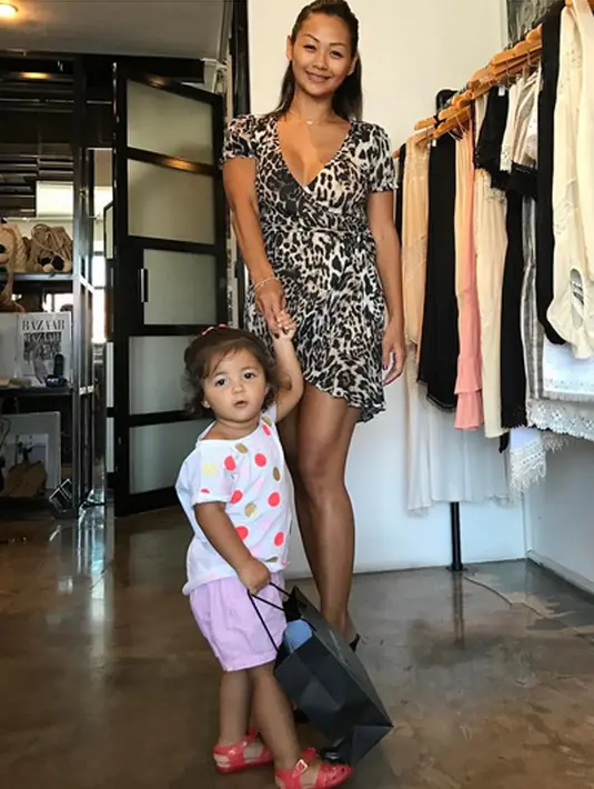 Ditemui di kawasan SCBD, Jakarta, beberapa waktu lalu, Indah mengatakan bahwa mengenalkan anak dengan bahasa daerah merupakan salah satu upaya memperkenalkan budaya Indonesia kepada mereka. (Instagram/indahkalalo)