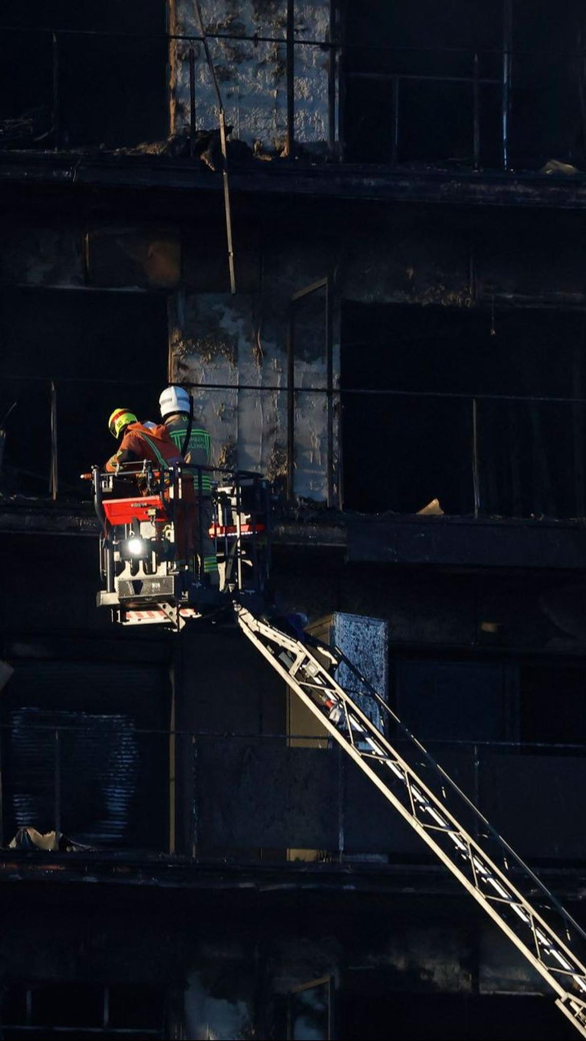 Petugas pemadam saat berjibaku menjinakkan titik api pada gedung apartemen yang terbakar hebat di Valencia, Spanyol, Kamis (22/2/2024).&nbsp;Jose Jordan/AFP