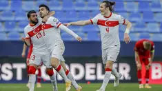 Penyerang Turki, Ozan Tufan (kedua kiri) berselebrasi usai mencetak gol ke gawang Norwegia pada lanjutan Kualifikasi Piala Dunia 2022 zona Eropa Grup G di stadion La Rosaleda, Spanyol, Minggu (28/3/2021). Ozan Tufan mencetak dua gol dan mengantar Turki menang 3-0. (AP Photo/Fermin Rodriguez)