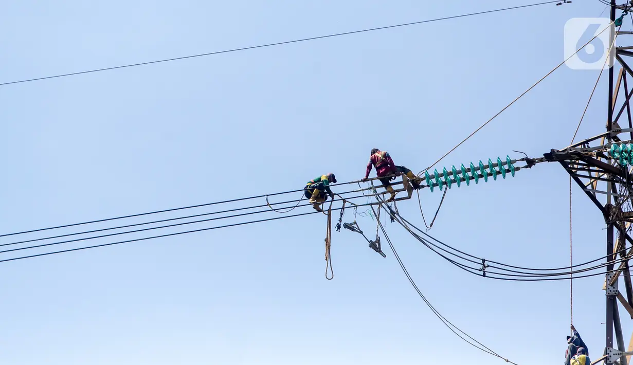 Pekerja memperbaiki kabel listrik Pembangkit Listrik Tenaga Uap (PLTU) Banten 3 Lontar, di Kabupaten Tangerang, Rabu (29/4/2020). PLN (Persero) memutuskan untuk menunda sejumlah proyek listrik meski berpotensi mengganggu jalannya program 35.000 MW. (Liputan6.com/Fery Pradolo)