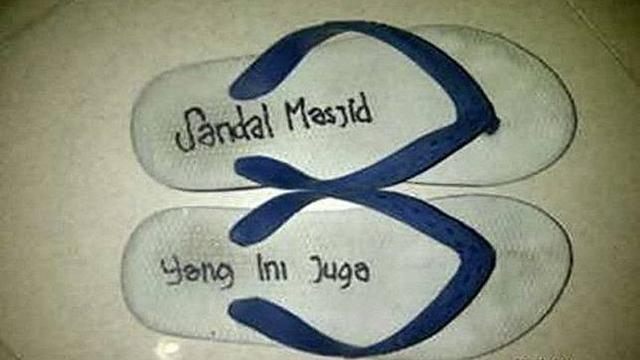 6 Tulisan di Sandal Jepit Tanda Kepemilikan Ini Bikin Ngakak