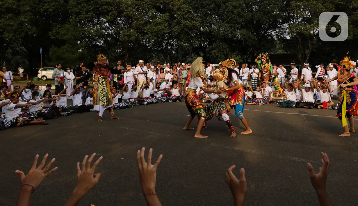 Nyepi adalah hari suci umat Hindu yang dirayakan setiap Tahun Baru Saka yang menjadi momentum umat Hindu untuk mengevaluasi diri dan kehidupan yang telah dijalani setahun ke belakang. (Liputan6.com/Herman Zakharia)