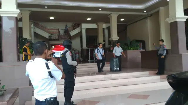 Saat Aset Bupati Cirebon Diamankan KPK Dari Kediaman Ajudan