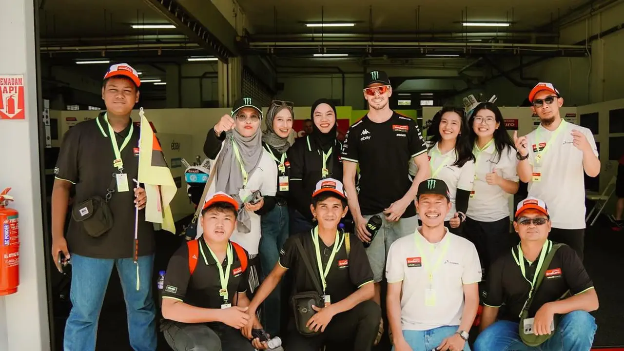 Pembalap VR46 Fabio Digia menemui perwakilan SMK Harapan Mulya Kendal di MotoGP Malaysia 2025