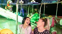 Anastasia Karanikolaou dan Kylie Jenner duduk di salah satu wahana pesta ulang tahun Stormi. (dok. Instagram @kyliejenner/https://www.instagram.com/p/B8FcR0cHyY1//Adhita Diansyavira)