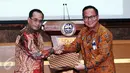 Menhub Budi Karya Sumadi berjabat tangan dengan Dirut Bank Mandiri Kartika Wirjoatmodjo usai penandatanganan perjanjian kerjasama transaksi Penerimaan Negara Bukan Pajak (PNBP) di Gedung Kemenhub, Jakarta, Senin (23/1). (Liputan6.com/Angga Yuniar)