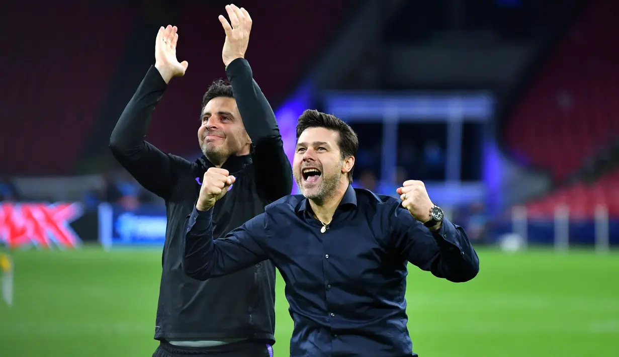 Manajer Tottenham Hotspur, Mauricio Pochettino dan staf pelatih, Miguel D'Agostino merayakan kemenangan tim mereka atas Ajax Amsterdam pada laga kedua semifinal Liga Champions 2018/19 di Stadion Johan Cruyff, Rabu (8/5). Tottenham melaju ke final usai mengalahkan Ajax 3-2. (REUTERS/Dylan Martinez)