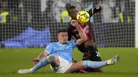 Pemain Lazio, Sergej Milinkovic-Savic, berebut bola dengan pemain AC Milan, Pierre Kalulu, pada laga Liga Italia di Stadion Olimpico, Roma,(24/1/2023). (AP Photo/Gregorio Borgia)