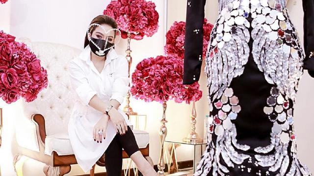 Mewah Dan Elegan Desainer Rinaldy Yunardi Ungkap Face Shield Syahrini Tak Gunakan Berlian Lifestyle Liputan6 Com
