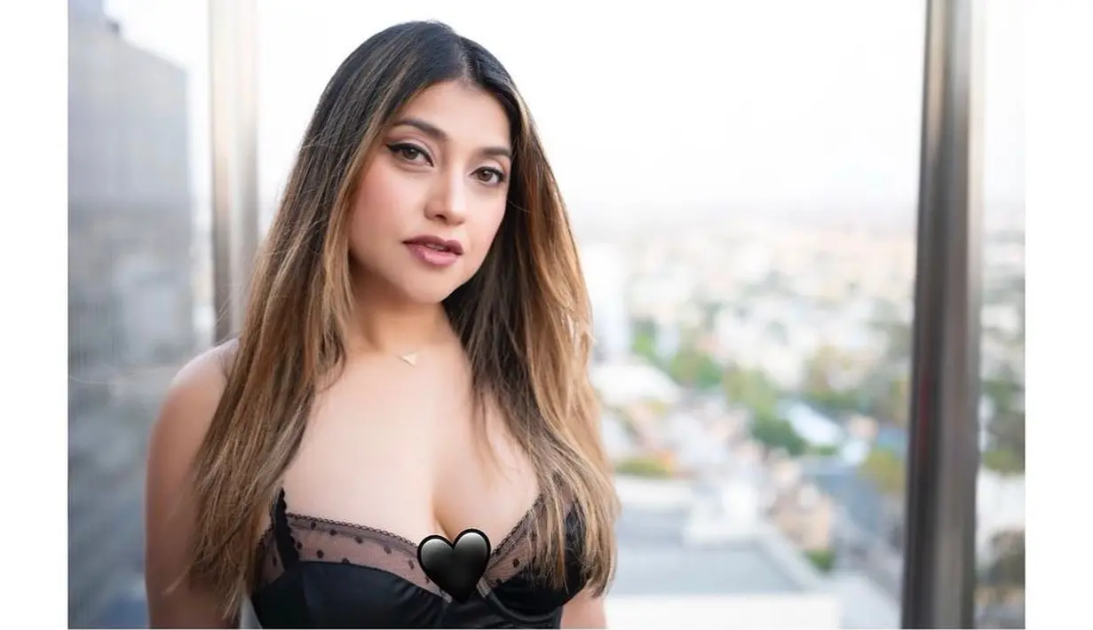 <p>Satu potret yang memperlihatkan dengan jelas pesona kecantikan Sarah Azhari di usianya saat ini. (FOTO: instagram.com/sazarita/)</p>