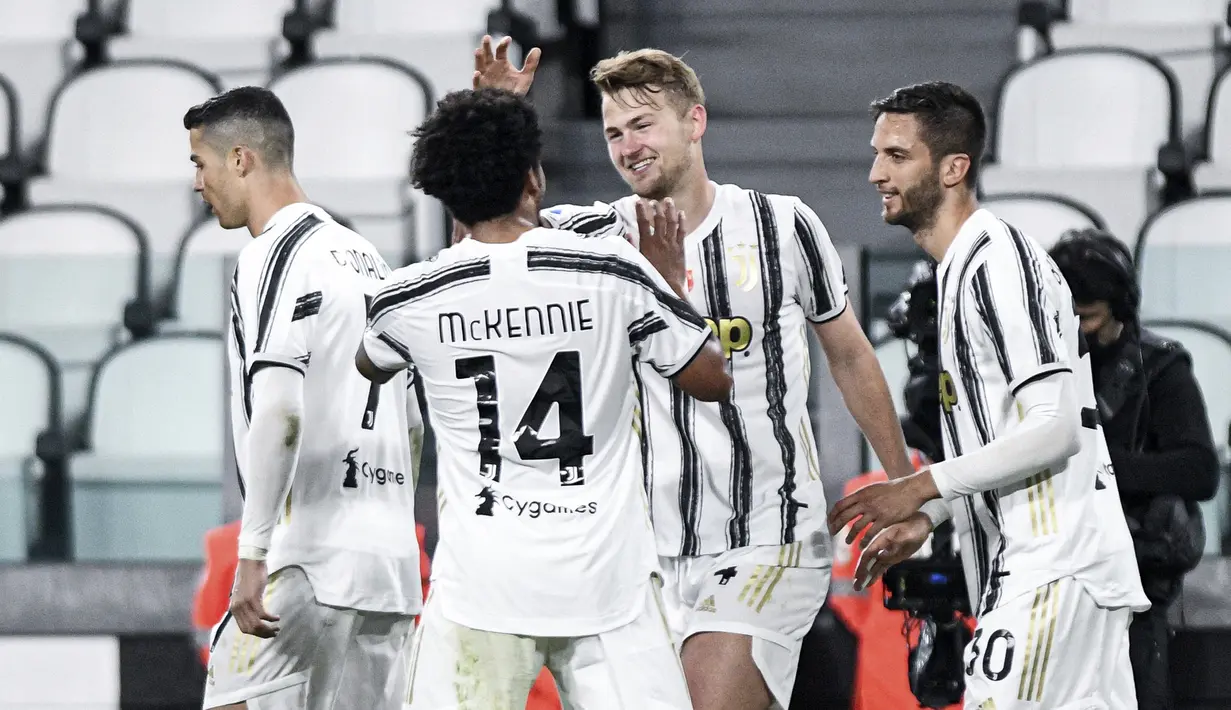 Pemain Juventus Matthijs de Ligt (kedua kanan) merayakan dengan rekan setimnya setelah mencetak gol ke gawang Parma pada pertandingan Serie A di Stadion Allianz Turin, Italia, Rabu (21/4/2021). Juventus menang 3-1. (Piero Cruciatti/LaPresse via AP)