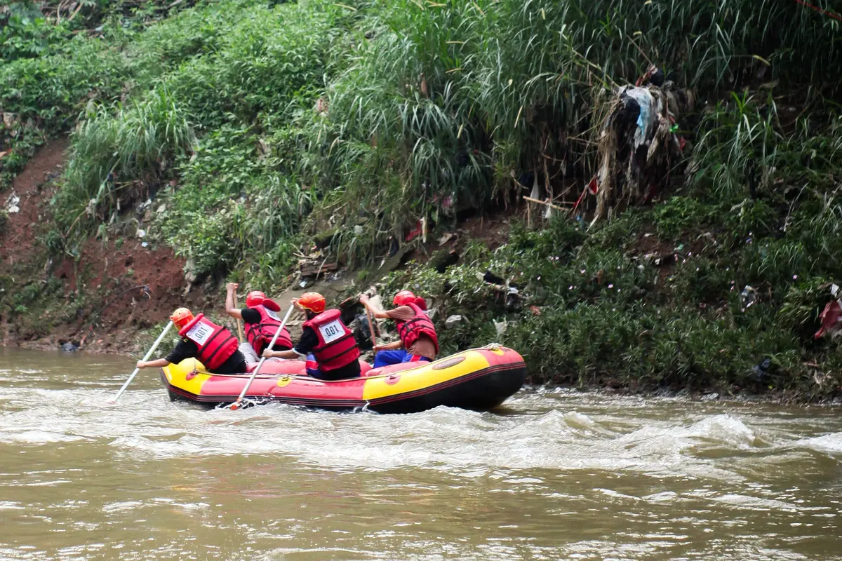 Kompetisi arung jeram (rafting competition) di Sungai Ciliwung Depok, Jawa Barat.