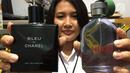 Petugas menunjukkan parfum palsu berbagai merek di kawasan Tamansari, Jakarta Barat, Rabu (7/2). Dalam penggerebekan tersebut polisi mengamankan barang bukti berupa ribuan botol parfum merek terkenal. (Liputan6.com/Immanuel Antonius)