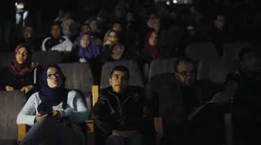 Warga Palestina saat menikmati film di aula Red Crescent Society di Kota Gaza, (25/2). Warga Palestina kembali dapat menikmati menonton film di biskop setelah 20 tahun lamanya. (REUTERS / Mohammed Salem)