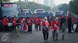 Sejumlah peserta bersiap untuk mudik kemenangan Bodrex dan Neo Rheumacyl di Tenis Indoor Senayan, Jakarta, Kamis (30/6). Mudik gratis yang diikuti 2000 orang ini melibatkan 41 bus dengan berbagai tujuan kota di Pulau Jawa. (Liputan6.com/Gempur M Surya)