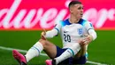 Pemain Inggris Phil Foden saat melawan Prancis pada pertandingan sepak bola perempat final Piala Dunia 2022 di Stadion Al Bayt, Al Khor, Qatar, 10 Desember 2022. Gaya rambut skin fade yang dipilih Phil Foden saat berlaga pada Piala Dunia 2022 membuat banyak penggemar menyebutnya mirip dengan Jim Carrey dalam film Dumb and Dumber. (AP Photo/Natacha Pisarenko)