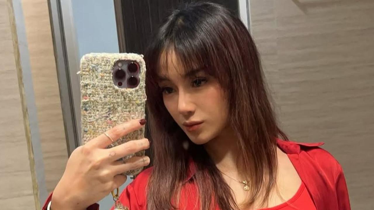 4 Potret Cantik Mirror Selfie Dara The Virgin, Ekspresi Wajah Tak Pernah Gagal Bikin Orang Kepincut