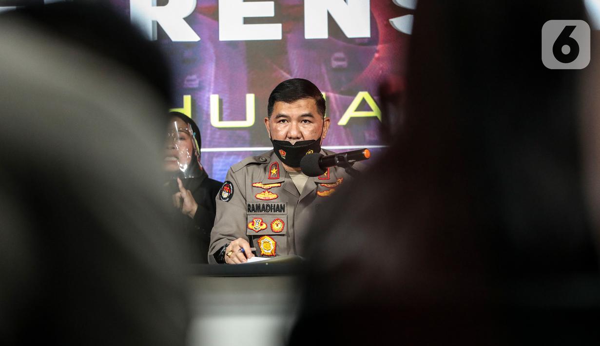 Karo Penmas Polri Brigjen Ahmad Ramadhan memberikan keterangan perkembangan terbaru penyidikan kasus penyelewengan dana kemanusiaan lembaga Aksi Cepat Tanggap (ACT) di Gedung Humas Polri, Jakarta Selatan, Senin (25/7/2022). Bareskrim mengusut dugaan penyalahgunaan dana bantuan kompensasi untuk korban kecelakaan pesawat Lion Air JT-610 pada 2018. (Liputan6.com/JohanTallo)