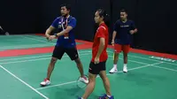 Pelatih ganda campuran Indonesia, Nova Widianto memberikan arahan dalam sesi latihan sebelum menghadapi Daihatsu Indonesia Masters 2021. (dok PBSI)