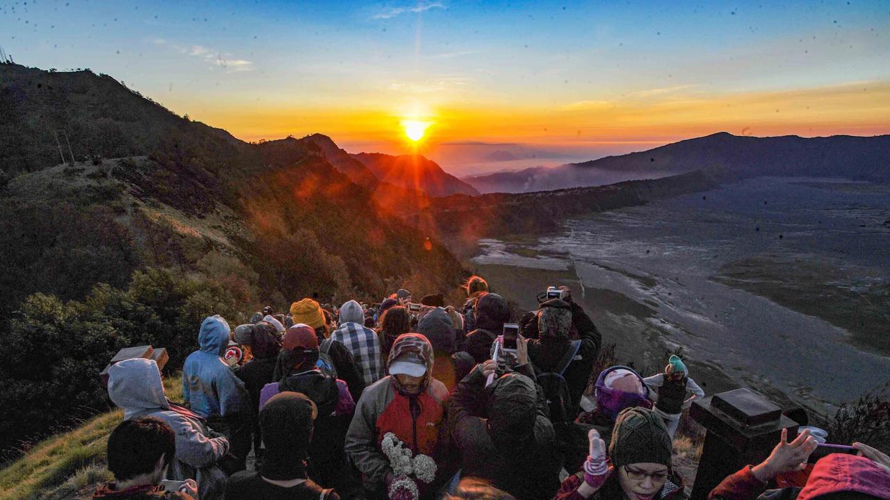 FOTO: Kilau Emas Matahari Pagi di Bromo yang Tak Pernah Kehilangan Pesona