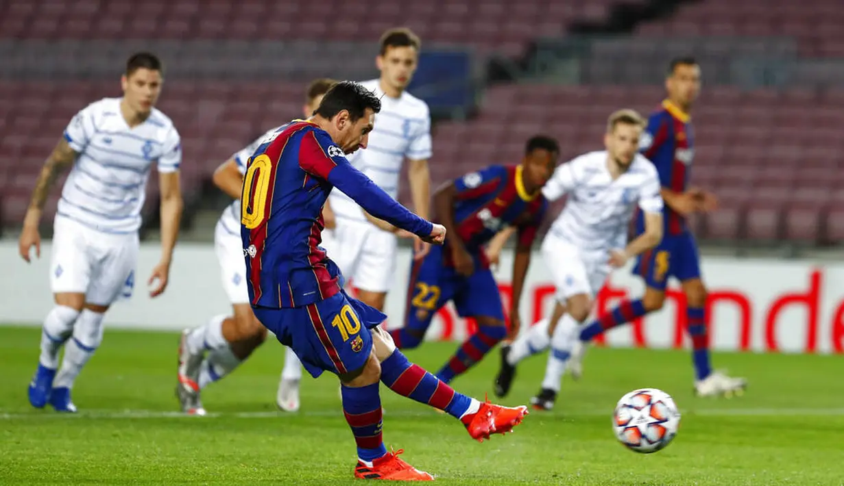 Striker Barcelona, Lionel Messi, melepaskan tendangan penalti saat melawan Dynamo Kiev pada laga Liga Champions di Stadion Camp Nou, Kamis (5/11/2020). Barcelona menang dengan skor 2-1. (AP/Joan Monfort)