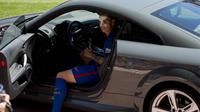 Pemain baru Barcelona, Lucas Digne, berpose dengan mobil terbaru Audi TT Coupe seharga Rp 800 juta. Kubu Barcelona memperkenalkan secara resmi keberadaan Digne di Camp Nou.  (www.sport.es)