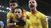 Penyerang Liverpool,Diogo Jota (tengah) diberi selamat oleh rekan setimnya Luis Diaz dan Jordan Henderson setelah mencetak gol ke gawang Arsenal pada pertandingan lanjutan Liga Inggris di Emirates Stadium, London, Kamis (17/3/2022). Liverpool menang atas Arsenal 2-0. (AP Photo/Ian Walton)