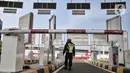 Aktivitas petugas memeriksa kesiapan Gerbang Tol Cakung jelang uji coba Enam Ruas Tol Dalam Kota Segmen Kelapa Gading-Pulo Gebang, Jakarta, Senin (23/8/2021).  Dengan adanya tol ini diharapkan dapat mempercepat distribusi logistik dan meningkatkan daya saing komoditas. (merdeka.com/Iqbal S Nugroho)