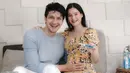 Kabar hamilnya Yasmine Ow disampaikan melalui kiriman Instagram yang berisi foto hasil test pack positif. (Instagram/yxsmine.ow)