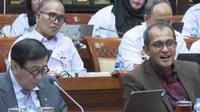 Menkumham Yasonna H Laoly (kiri) dan Wamenkumham Edward Omar Sharif Hiariej alias Eddy Hiariej (kanan) mengikuti rapat kerja (Raker) bersama Komisi III DPR. Anggota Komisi III DPR Benny K Harman mengusir Eddy Hiariej karena telah berstatus tersangka KPK. (Liputan6.com/Nanda Perdana Putra)