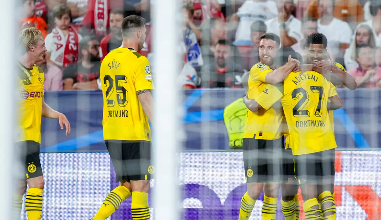 Pemain Borussia Dortmund Karim Adeyemi melakukan selebrasi usai mencetak gol ke gawang Sevilla pada pertandingan Grup G Liga Champions di Stadion Ramon Sanchez Pizjuan, Seville, Spanyol, 5 Oktober 2022. Borussia Dortmund menang 4-1. (AP Photo/Jose Breton)