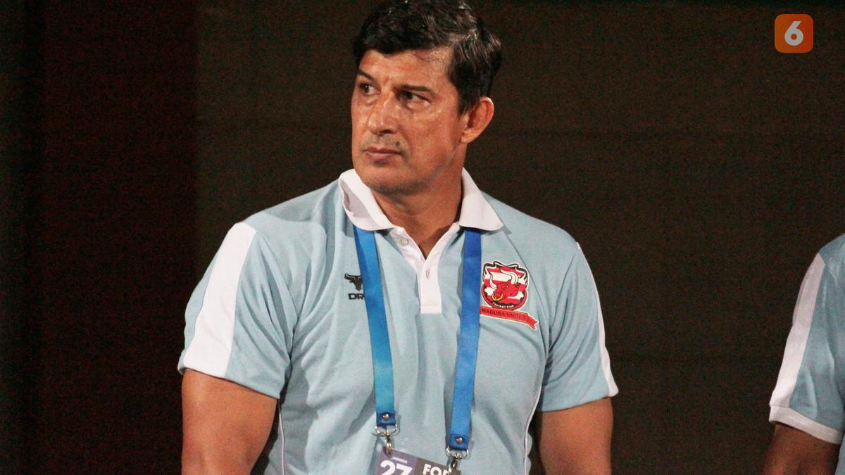 BRI Super League: Madura United Reposisi Angel Alfredo Vera, Pelatih Baru Sudah di Indonesia Menanti Diperkenalkan