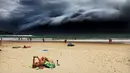 Foto ini mengabadikan fenomena alam saat badai menerjang Pantai Bondi, Sydney (6/1/2015). Foto kategori Nature karya Rohan Kelly berjudul 'Storm Front on Bondi Beach' menjadi pemenang '1st prize singles' World Press Photo Awards 2016. (Reuters via WPP)