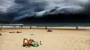 Foto ini mengabadikan fenomena alam saat badai menerjang Pantai Bondi, Sydney (6/1/2015). Foto kategori Nature karya Rohan Kelly berjudul 'Storm Front on Bondi Beach' menjadi pemenang '1st prize singles' World Press Photo Awards 2016. (Reuters via WPP)