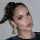 Makeup tersebut menonjolkan karakter wajahnya yang tegas, sekaligus memberikan kesan dramatis yang elegan. [@claurakiehl].